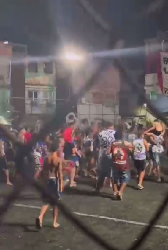 Traficantes da Nova Holanda (CV) fizeram vários disparos em meio a partida de futebol que reunia multidão. VIDEOS