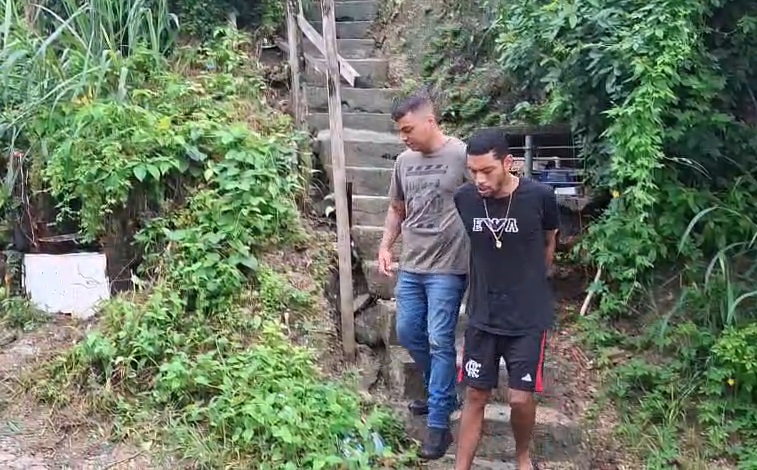 Preso homem de guerra do CV em São Gonçalo e Niterói que exibia fuzil em rede social