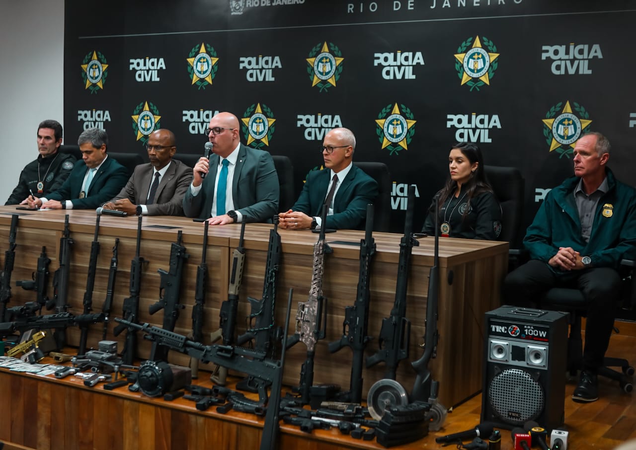 Das 240 armas apreendidas hoje em operação contra o CV, cerca de 60 eram longas, como fuzis