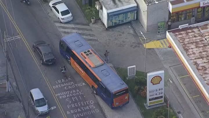 Mãe de assaltante pediu desculpas após filho ser preso por participar de roubo a ônibus na Av.Brasil