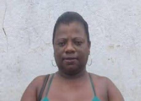 Mulher que caminhava pela rua morreu baleada após carro ser atacado a tiros em Campos (RJ)