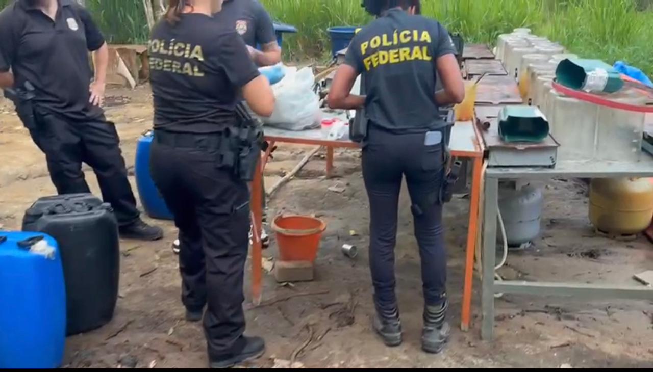Saiba o quem é quem da quadrilha especializada em produção e venda de drogas sintéticas alvo de operação da PF nesta semana no Rio. Grupo tinha ligação com o CV, montou laboratórios na Penha e Rocinha e possuía intermediário para fazer contato com o traficante Doca
