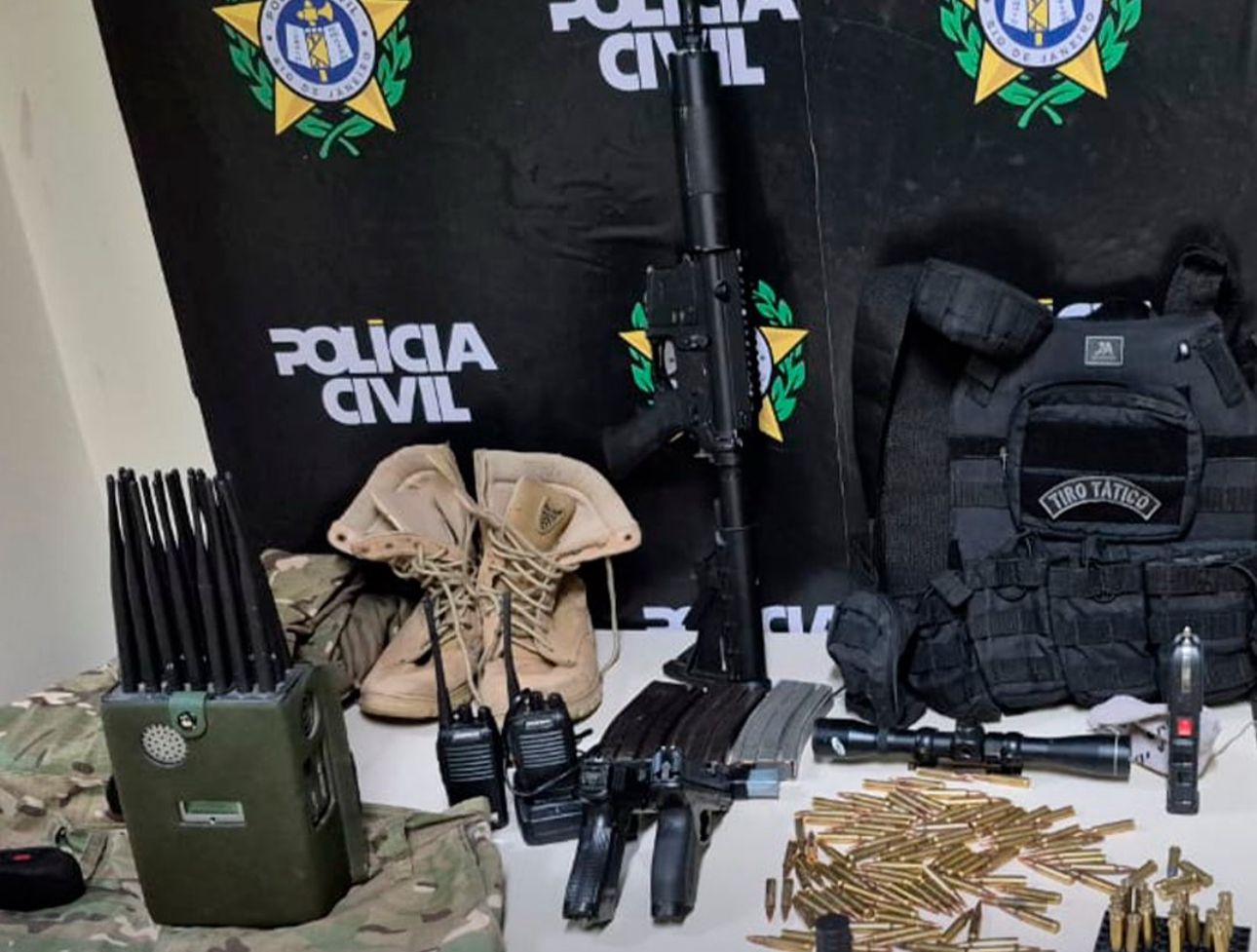 Milícia perdeu três fuzis apreendidos em menos de 24 horas no Rio
