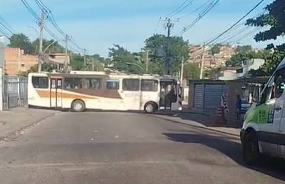 Ônibus atravessado na pista e barricadas com fogo em protesto orquestrado por bandidos em Costa Barros. VIDEO