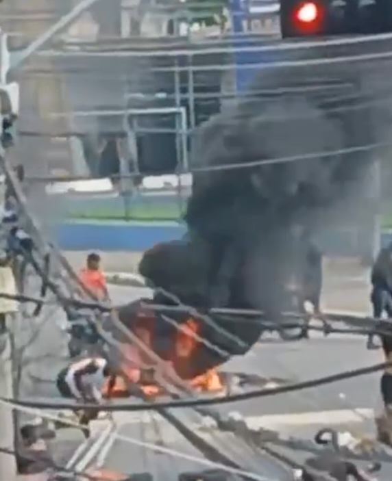 Jovem morreu baleado em festa em Caxias. Houve protesto com barricada de fogo