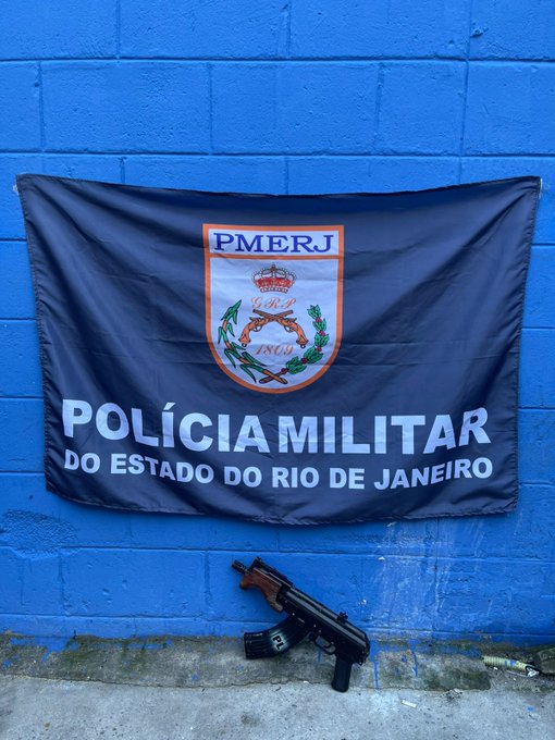 Traficantes do CV acharam quatro fuzis abandonados pelo TCP no Morro dos Macacos