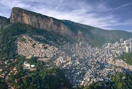 Investigação de anos atrás revelou o outro lado do tráfico na Favela da Rocinha (CV), a mais lucrativa do Rio