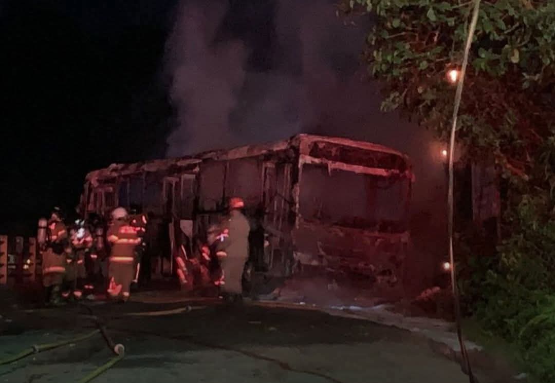 Ônibus foi incendiado em Friburgo em protesto por morte de jovem em operação da PM