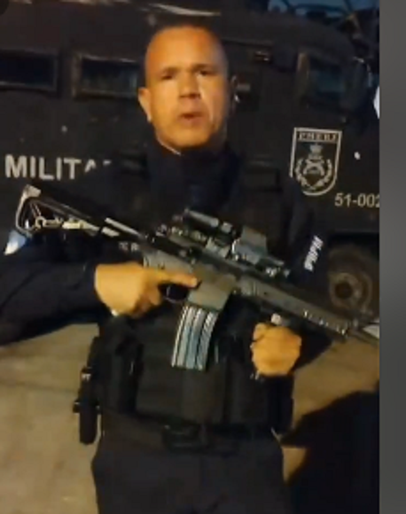Comandante da PM disse ontem à noite que os morros do Fubá e do Campinho estavam ocupados e a guerra ia acabar mas bala comeu de madrugada. VIDEO
