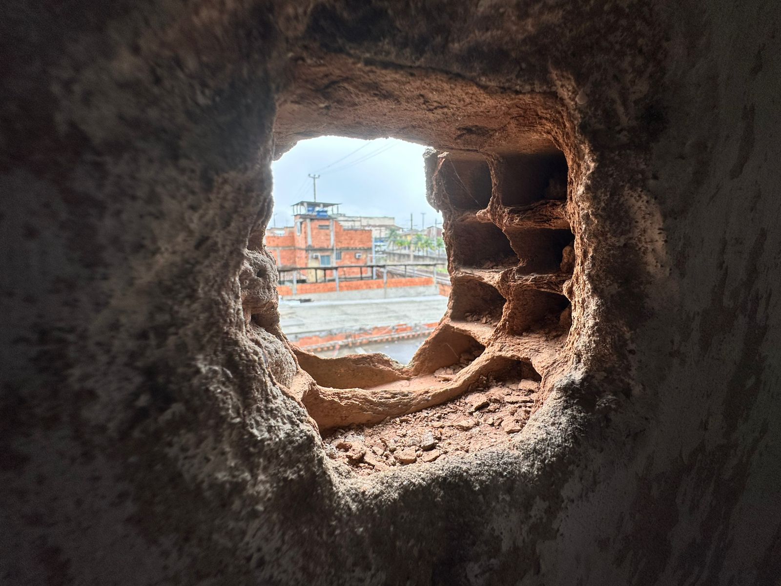 Prefeitura deu detalhes sobre falsa igreja construída por traficantes do Complexo de Israel (TCP) para servir de base para atirar na polícia