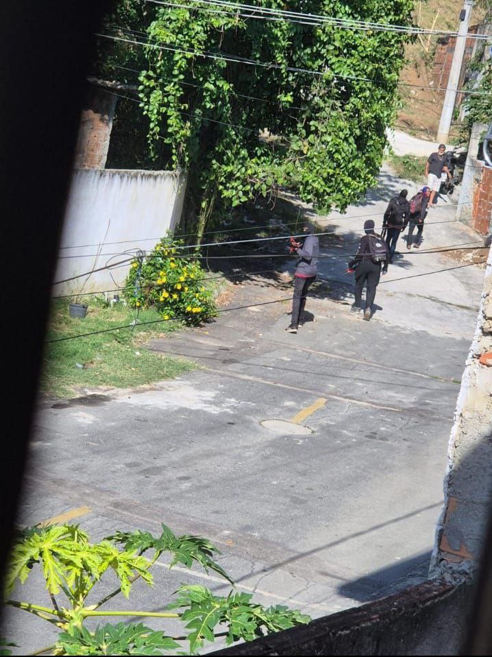 Traficantes do CV gravaram vídeo dentro de reduto do TCP em Nova Iguaçu e disseram que estão com 30 fuzis