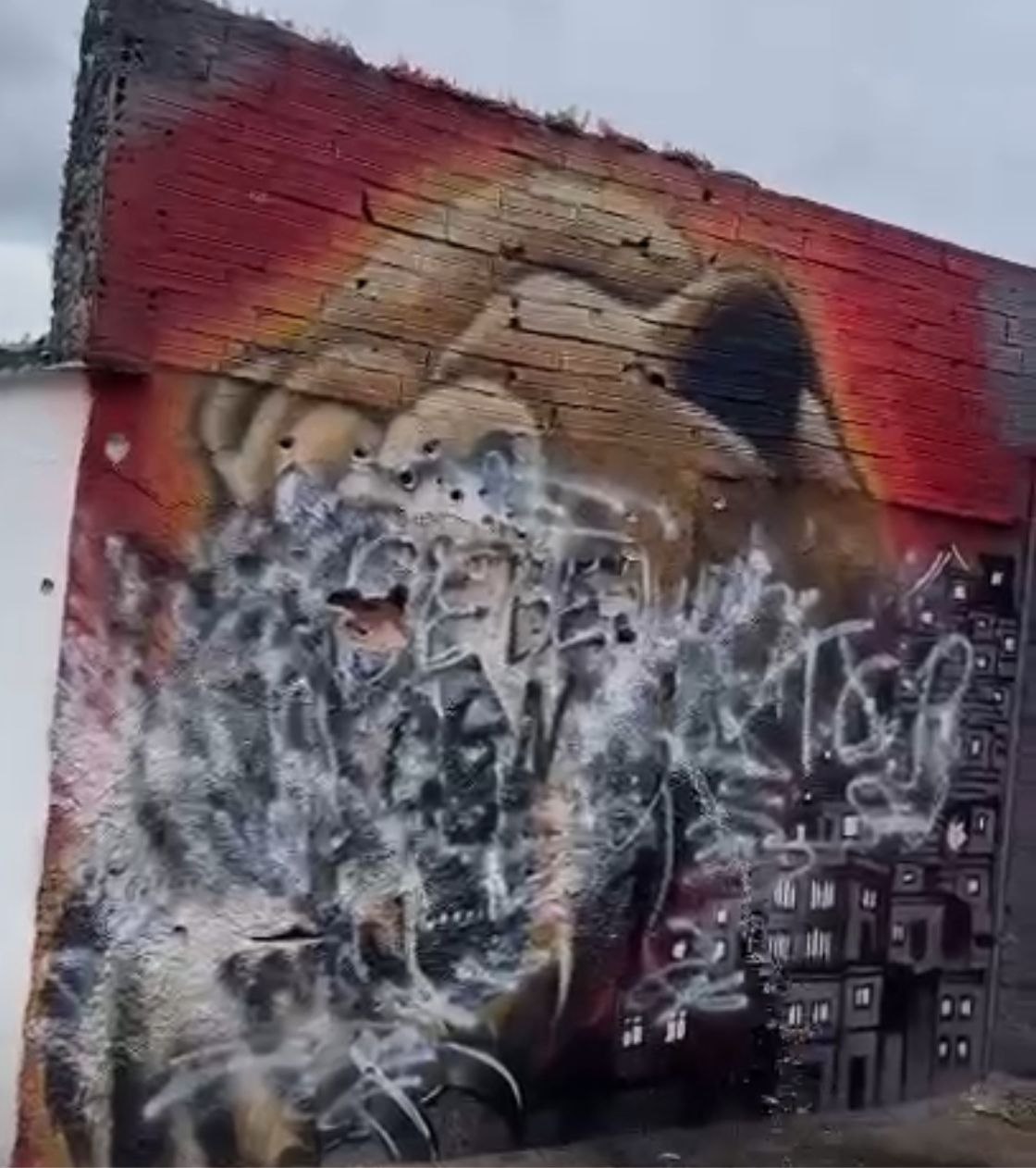 Traficantes do TCP acabaram com grafite de urso gigante para homenagear chefão do CV em morro do Campinho