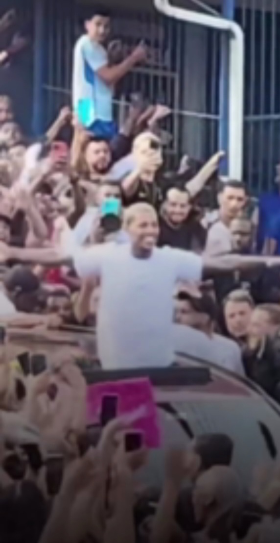 Multidão cercou Complexo de Bangu para esperar MC Poze ser solto. VIDEOS
