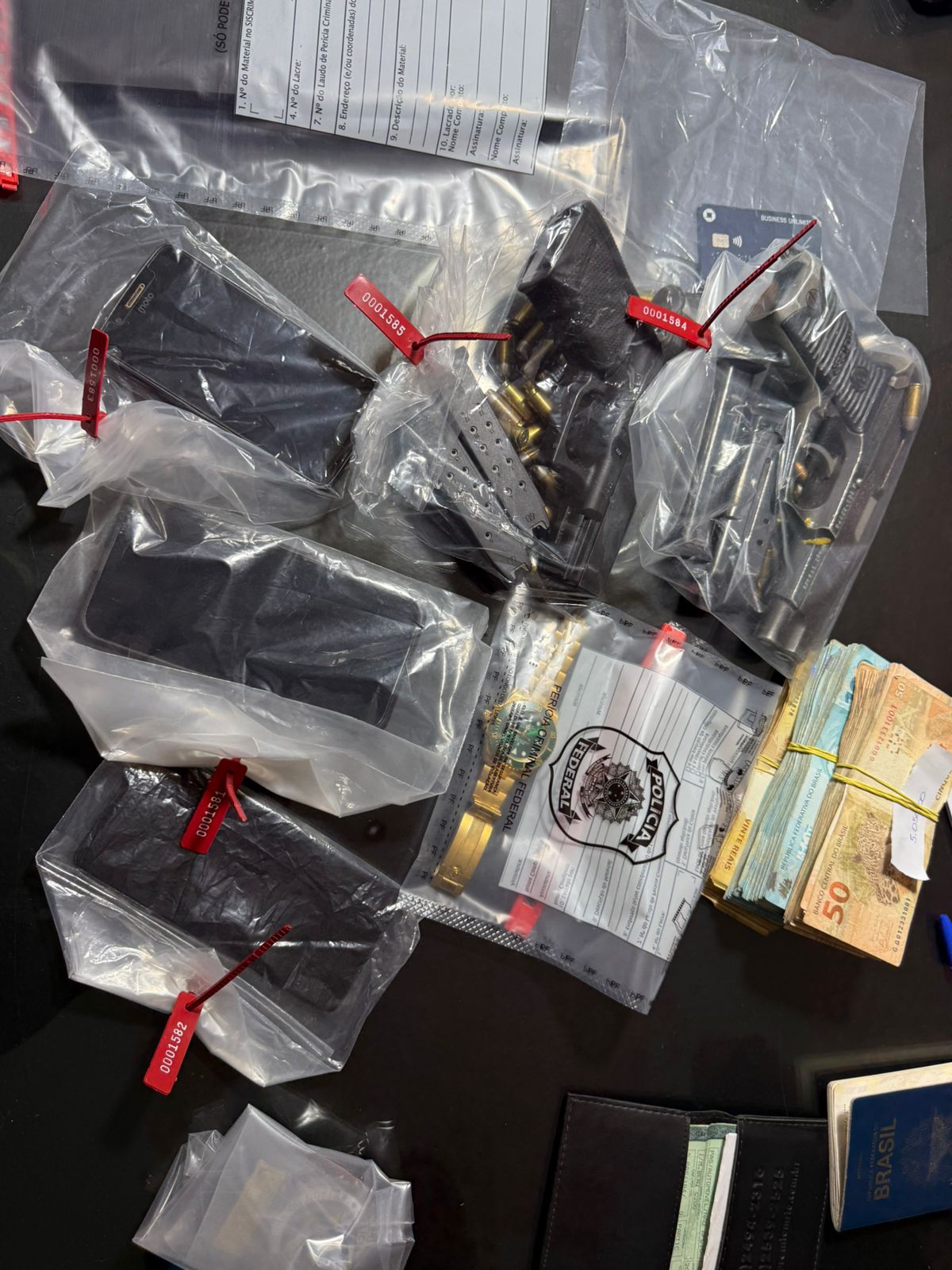 Delegado e policiais civis foram presos suspeitos de extorquir traficantes do CV