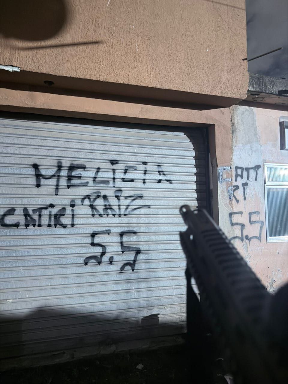 Pichações no Catiri apontam que não haveria mais aliança entre a milícia e o TCP