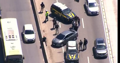 Bandidos do CV atacaram a milícia em Santa Cruz, foram interceptados pela PRF na Avenida Brasil e fugiram para dentro de comunidade dominada pelo TCP