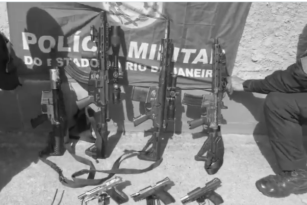 PM interveio em guerra entre o CV e a milícia  em Curicica, prendeu cinco e pegou quatro fuzis. Três suspeitos ficaram feridos