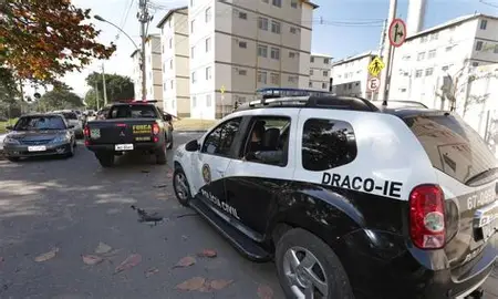 DRACO DIZ QUE COMERCIANTES DAS ZONAS NORTE E OESTE DO RIO SÃO FORÇADOS PELA MILÍCIA A COMPARECER A LOCAIS PARA COMPRAR FARINHA DE TRIGO SOB MIRA DE FUZIS