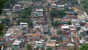 “Favela Virou ‘Casas Bahia do Crime’: Investigação Revela Esquema no Complexo do Lins Que Transformava Celulares Roubados na Zona Sul em TVs, Geladeiras, Whisky de Luxo e Joias Para o CV”