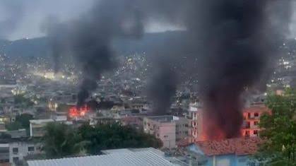 Bastidores da guerra no Rio: denúncias revelaram que CV mandou fechar comércio em Anchieta e bloquear avenida no Maracanã depois de megaoperação na Penha e Alemão. “Suspeitos gritaram para fechar mercado”
