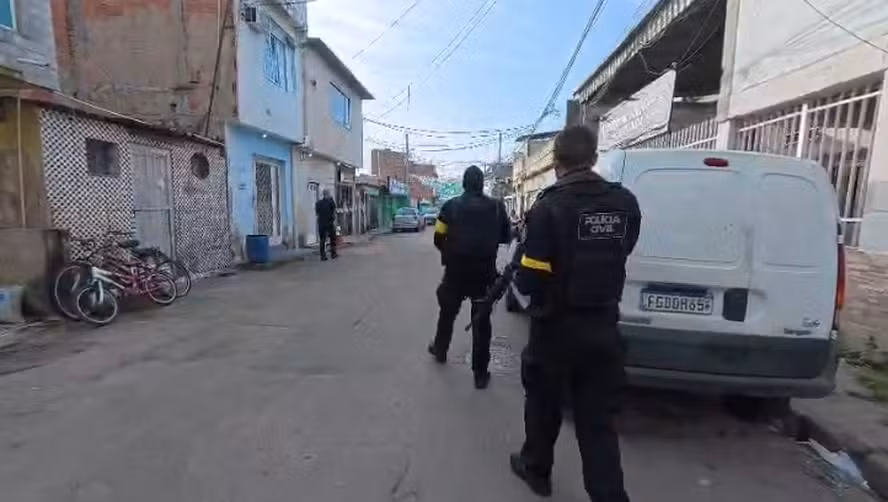 Cartões bancários com etiquetas de bocas de fumo revelam organização do caixa do tráfico na Vila Vintém (ADA)