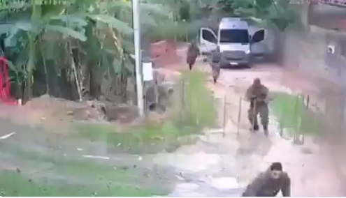 VÍDEO DE TROPA DO CV SAINDO DE VAN PROVOCA REAÇÃO IMEDIATA DA MILÍCIA NA ZONA OESTE DO RIO. ASSISTA