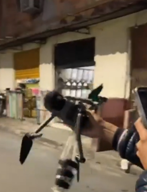 Crianças correm em pânico após granada cair de drone em Costa Barros; traficantes derrubam outro aparelho em guerra entre facções  LINKS PARA VIDEOS