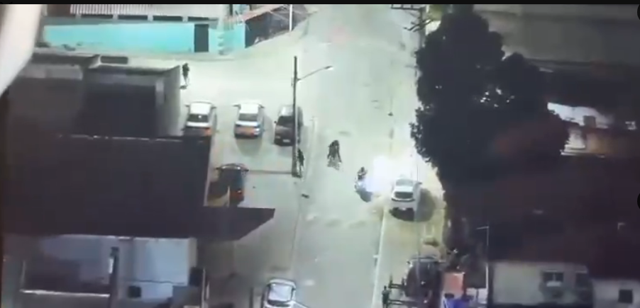 Veja vídeos que mostram suposta encenação de traficantes do CV para incriminar rivais do TCP em Jardim América por conta de granada deixada em telhado de creche. ACESSE O LINK