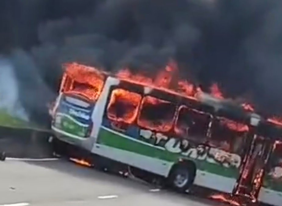 Morte de adolescente de 17 anos após abordagem policial foi o que provocou revolta e terminou com dois ônibus incendiados em Duque de Caxias. LEIA DETALHES