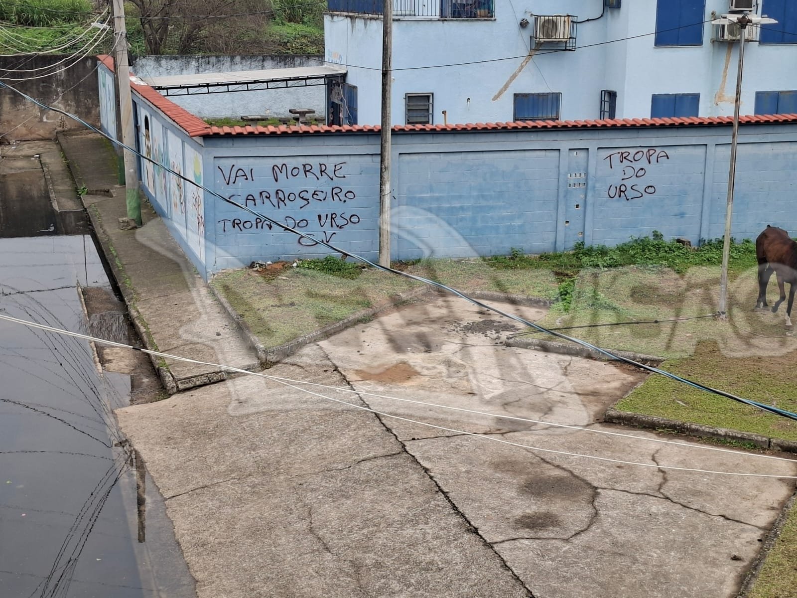 Meio a operações e ocupação policial, Complexo de Israel (TCP) tem pichações alusivas ao CV