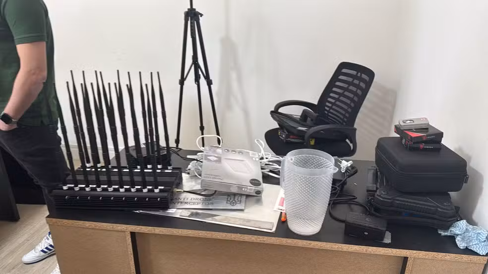 ANTIDRONES PARA O CRIME: INVESTIGAÇÃO DO RIO RASTREOU VENDA DE BLOQUEADORES A ÁREAS DE FACÇÕES — E PENA FOI DE POUCO MAIS DE 1 ANO