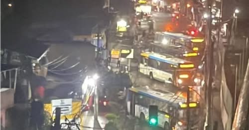 Guerra na Zona Sudoeste tem vários ônibus atravessados na noite deste sábado